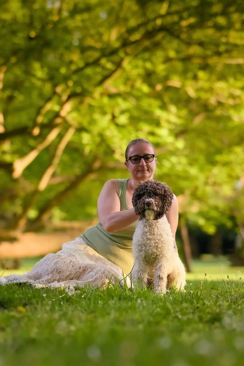 Žena se psem Lagotto Romagnolo na zahradě